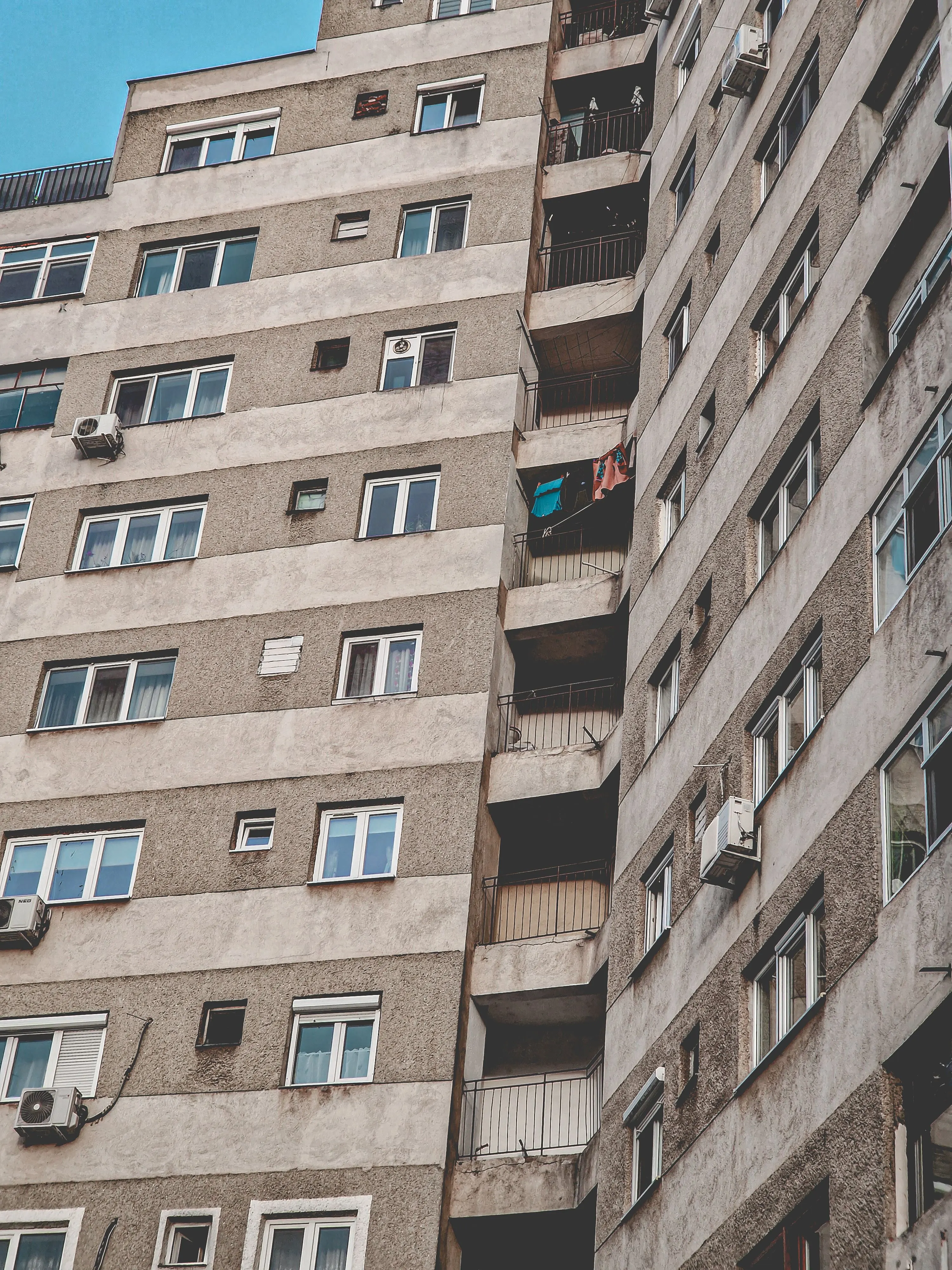 Ilustračná fotografia — fasáda bytového domu s balkónmi.